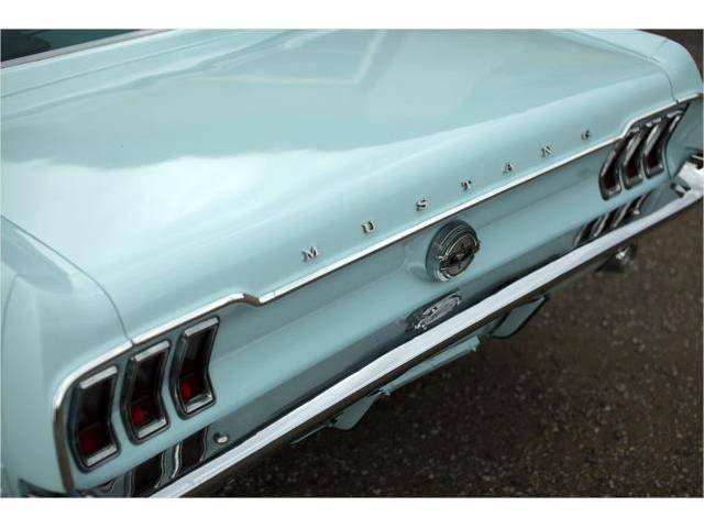 Ford Mustang 200 - Unter dem Tankdeckel auf der Stoßstange sind Kratzer zu sehen