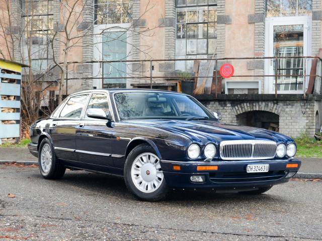 Image 1/35 of Daimler Double Six (1995)