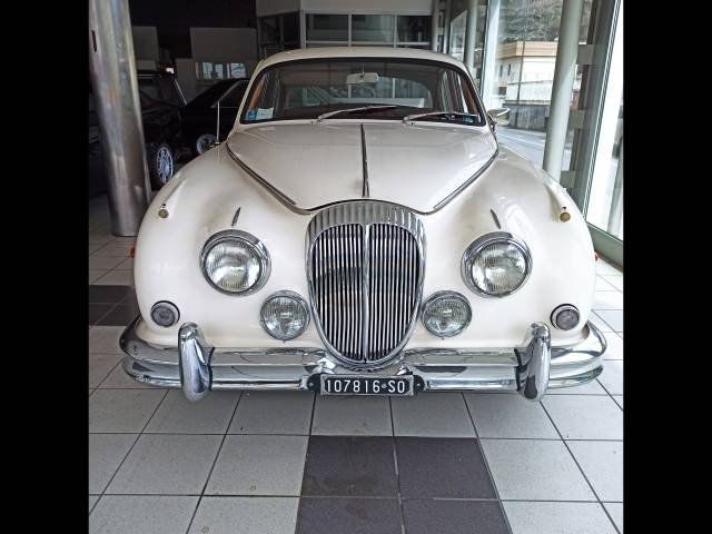 Image 1/12 of Daimler V8-250 (1967)
