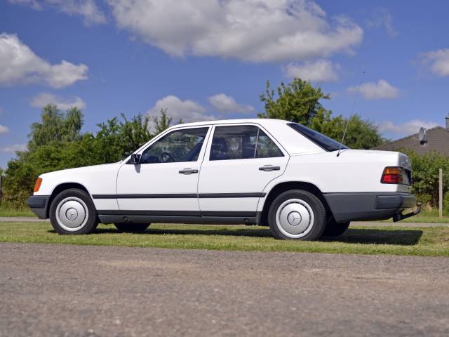 Mercedes-Benz 200 D