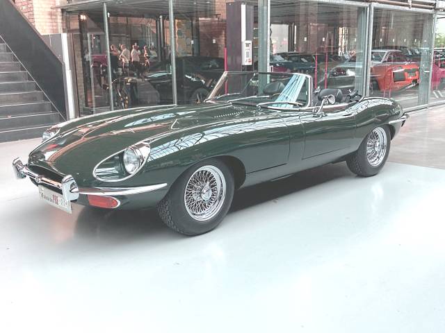 Image 1/29 of Jaguar E-Type (1969)