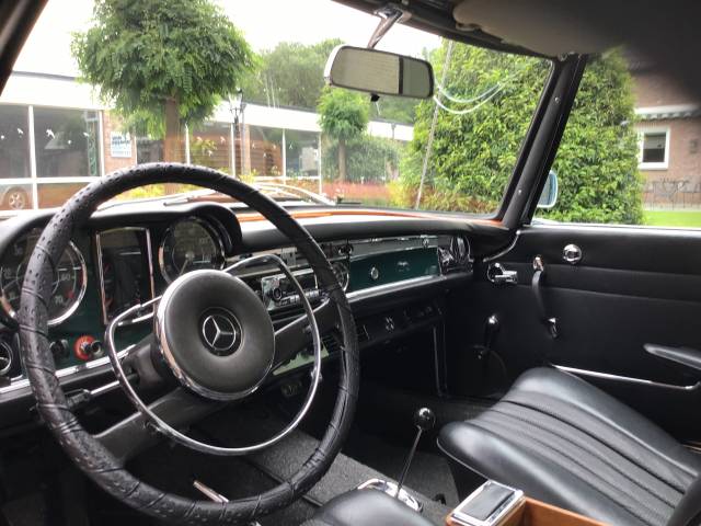 Mercedes-Benz 230 SL