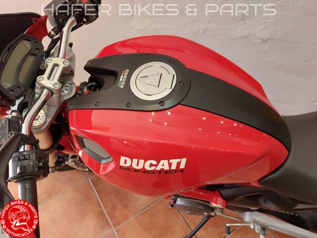 Ducati Monster 696 Plus