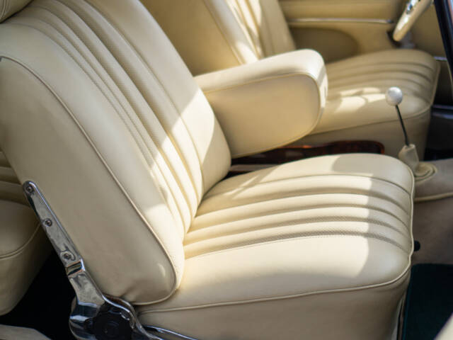 Mercedes-Benz 220 SE b