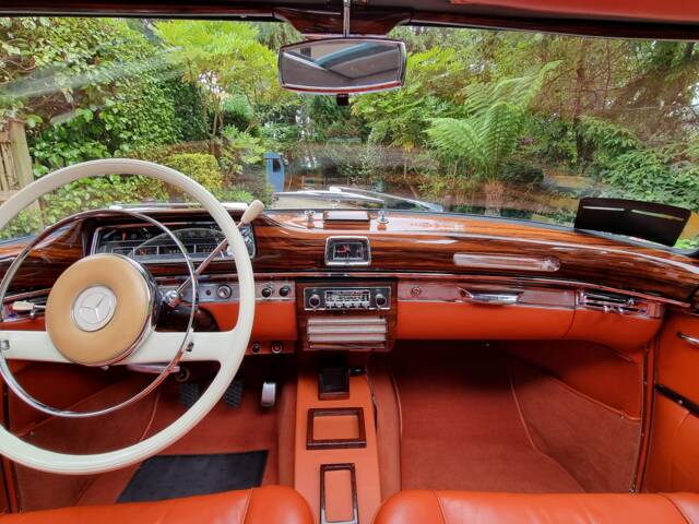 Mercedes-Benz 220 SE