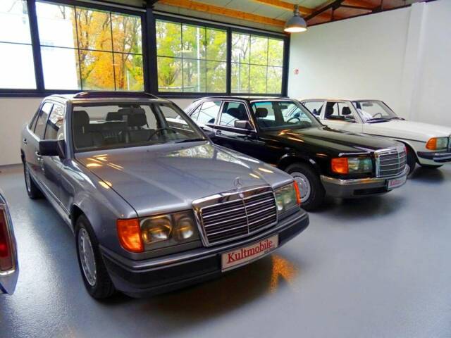 Afbeelding 1/14 van Mercedes-Benz 300 E (1988)