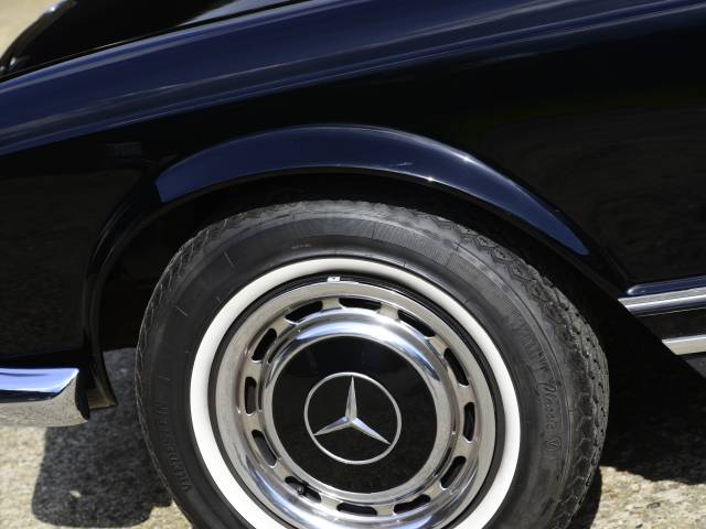 Mercedes-Benz 230 SL