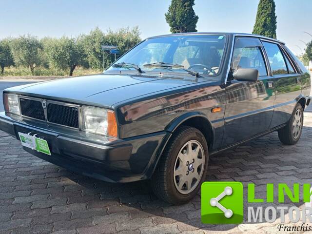 Image 1/10 de Lancia Delta (1984)