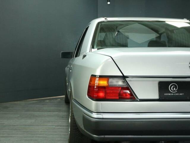 Mercedes-Benz 300 E-24