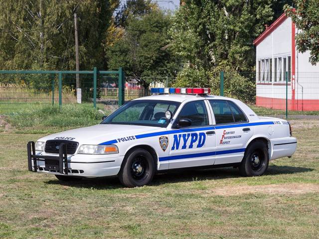 Image 1/9 of Ford Crown Victoria (1999)