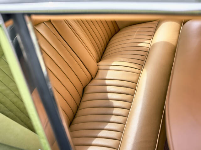 Aston Martin DB 6 Mk II