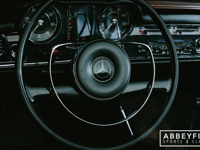 Mercedes-Benz 230 SL