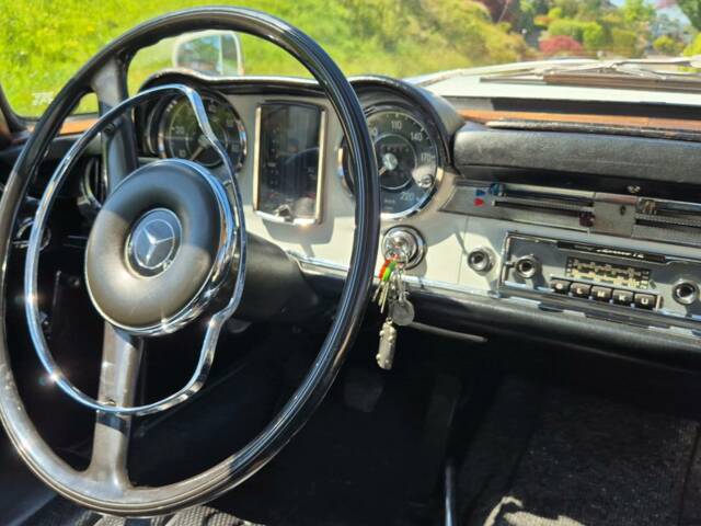 Mercedes-Benz 230 SL