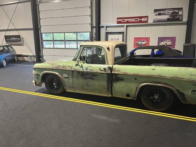 Dodge D 100
