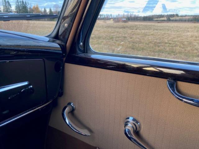 Mercedes-Benz 220