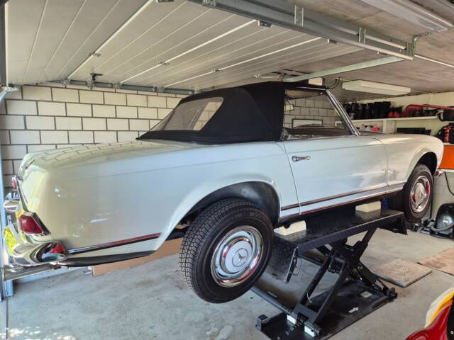 Mercedes-Benz 230 SL