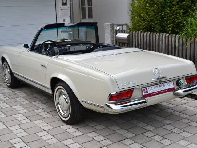 Mercedes-Benz 230 SL