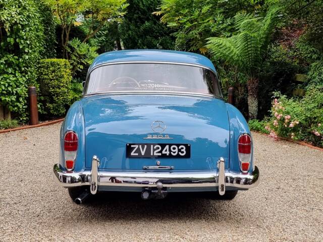 Mercedes-Benz 220 SE