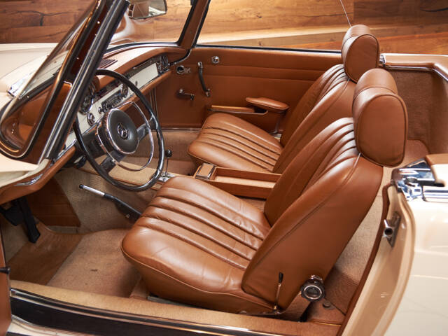 Mercedes-Benz 230 SL