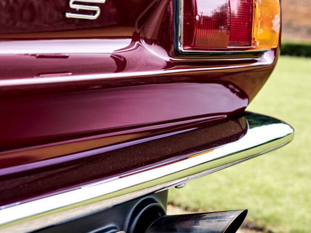 Aston Martin DBS V8