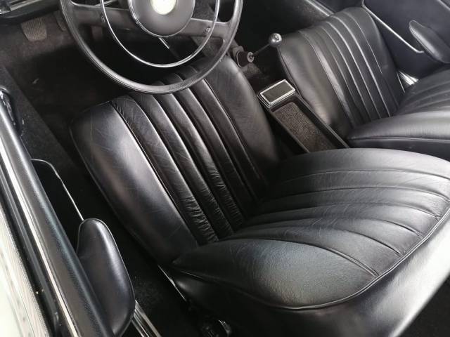 Mercedes-Benz 230 SL