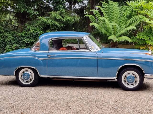 Mercedes-Benz 220 SE