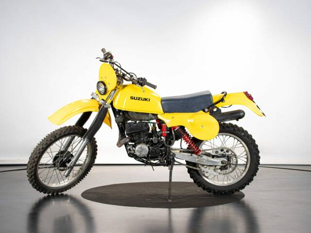 Suzuki PE 175