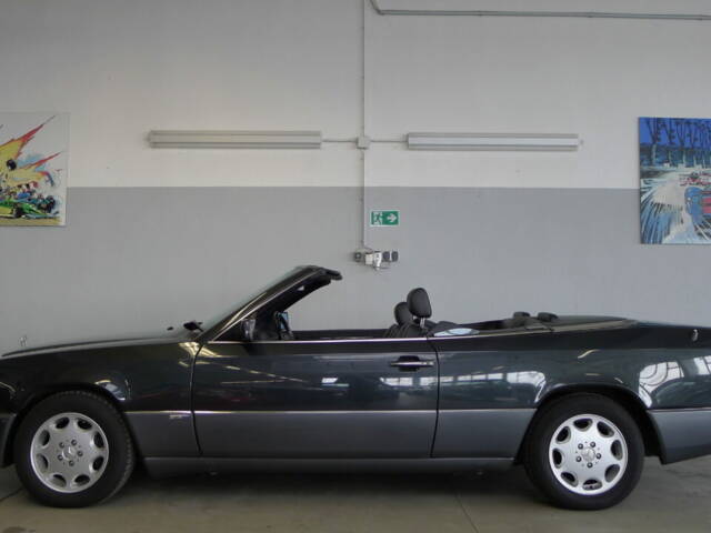 Image 1/34 de Mercedes-Benz 300 CE-24 (1993)