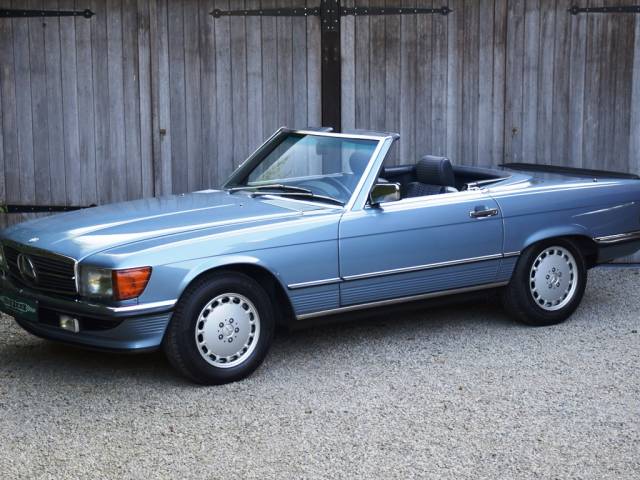 Immagine 1/47 di Mercedes-Benz 560 SL (1987)