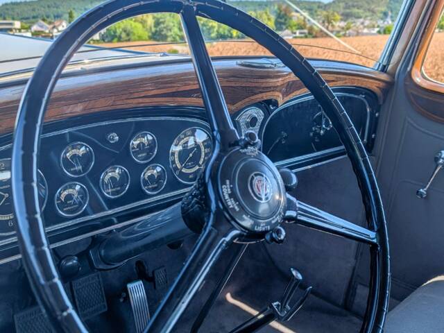 Cadillac 452 B Town Coupe