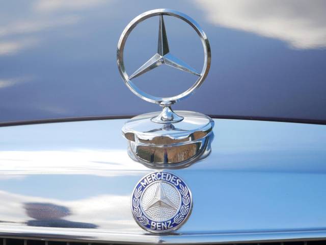 Mercedes-Benz 220