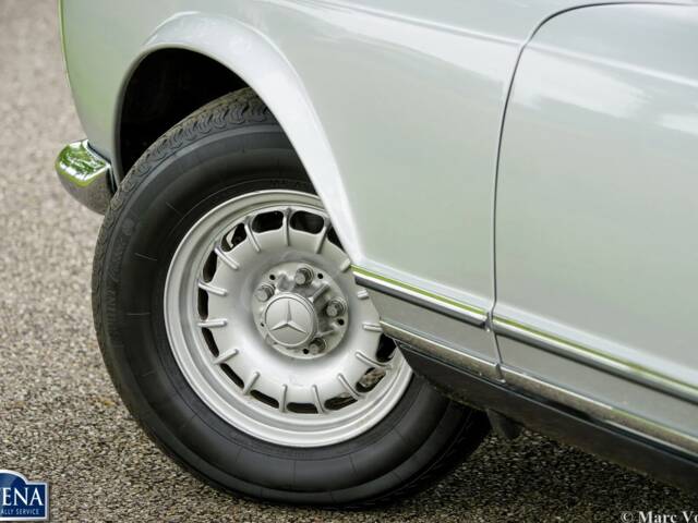 Mercedes-Benz 230 SL