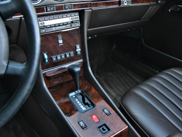 Mercedes-Benz 560 SL