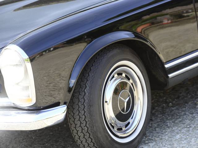 Mercedes-Benz 230 SL