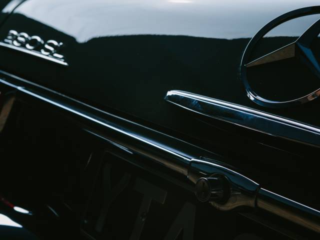Mercedes-Benz 230 SL