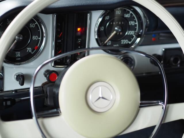 Mercedes-Benz 280 SL