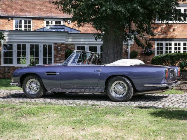 Aston Martin DB 6 Volante