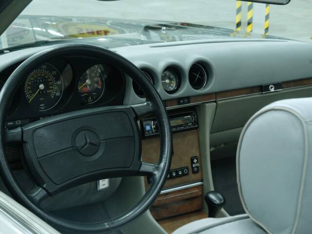 Mercedes-Benz 560 SL
