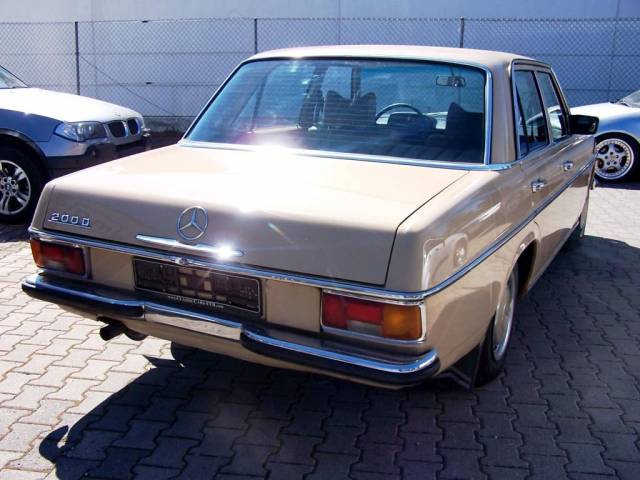 Mercedes-Benz 200 D