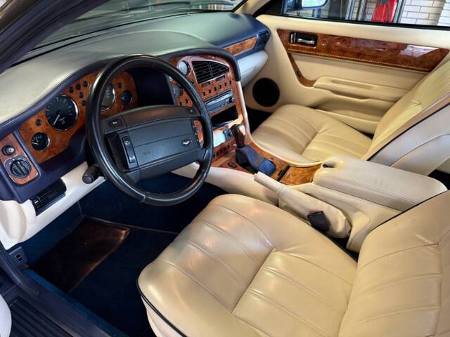 Aston Martin V8 Volante