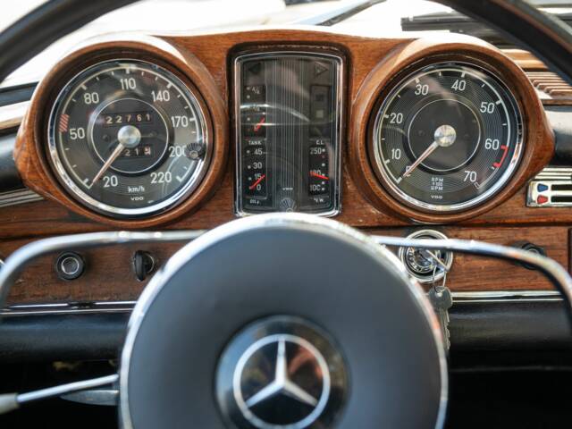 Mercedes-Benz 220 SE b