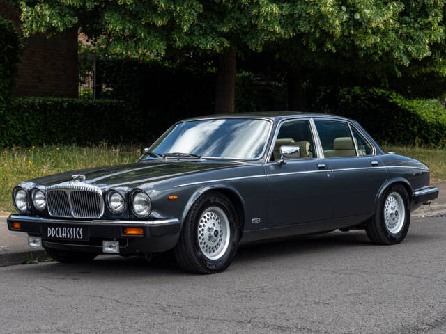 Image 1/23 of Daimler Double Six (1992)