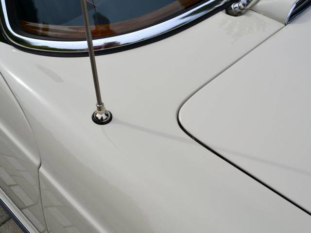 Mercedes-Benz 230 SL