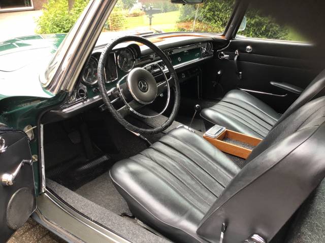 Mercedes-Benz 230 SL