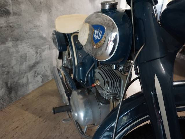 NSU Superfox - Hier ist die schmale Silouette der 125 OSB gut zu sehen...