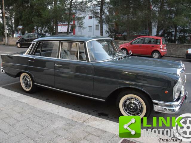 Image 1/10 de Mercedes-Benz 220 b (1960)