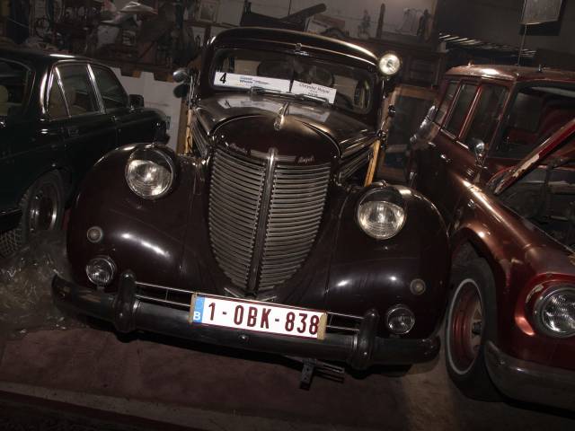 Imagen 1/5 de Chrysler Royal Sedan (1938)
