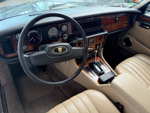 Jaguar XJ 12