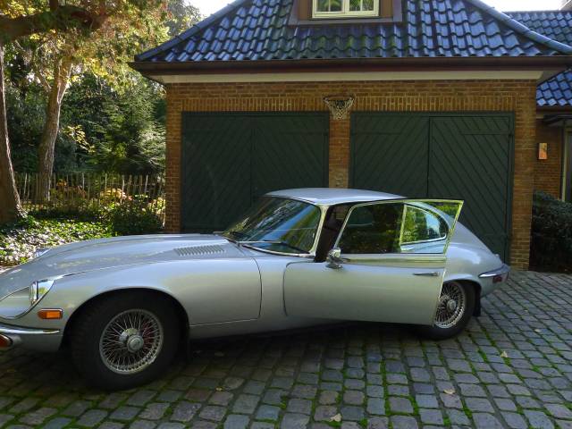 Image 1/38 of Jaguar E-Type V12 (2+2) (1972)