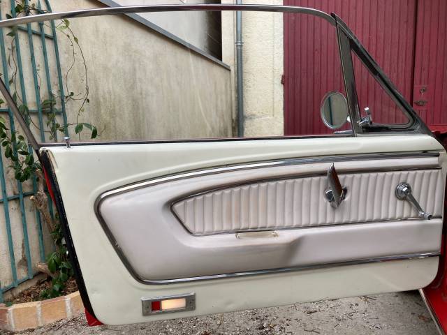 Ford Mustang 289 - Ford Mustang, détail panneau de porte gauche.